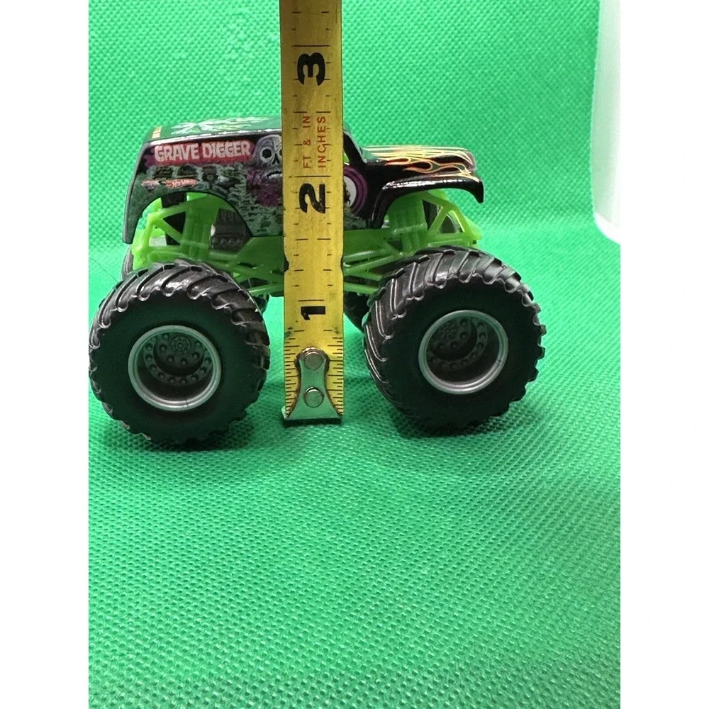 Hot Wheels Grave Digger 1:64 Monster Jam Monster Trucks Die cast Unknown Series